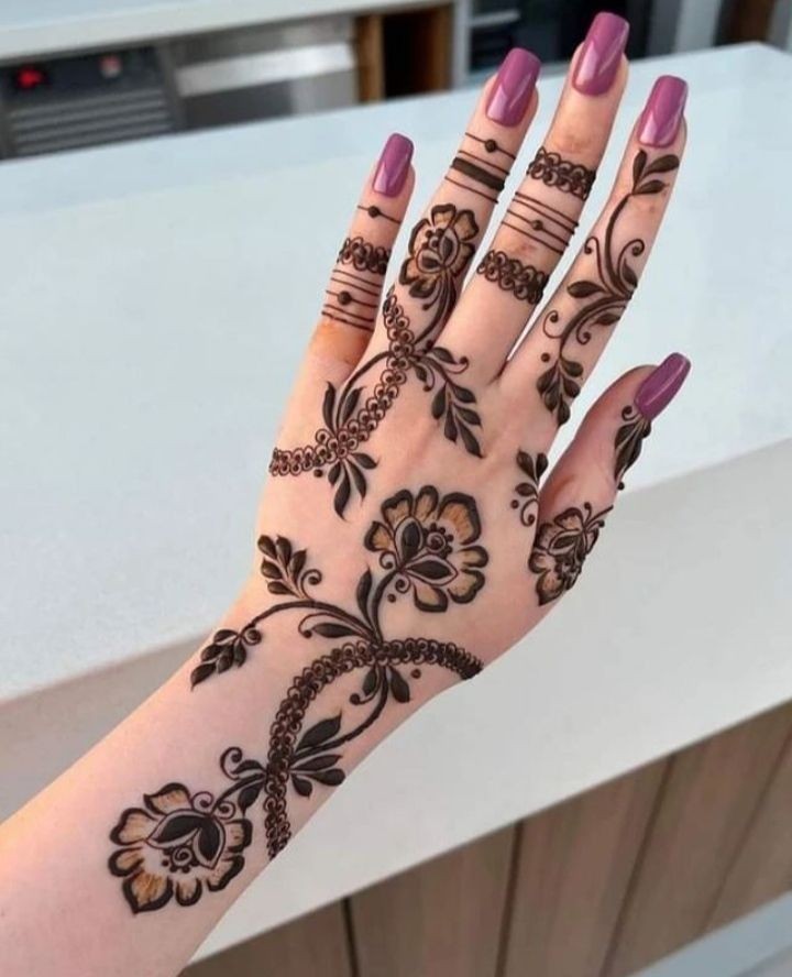 modern thumb mehndi design