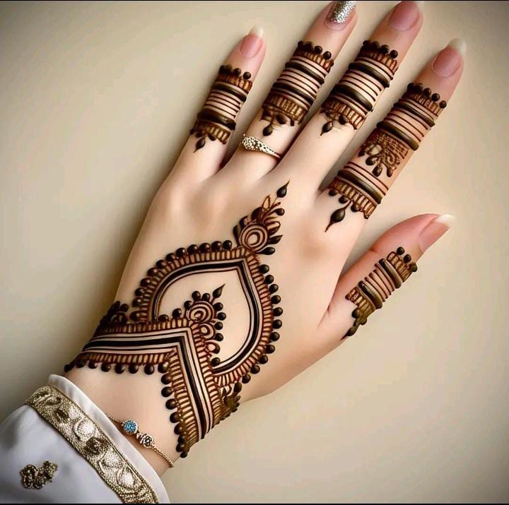 modern thumb mehndi design