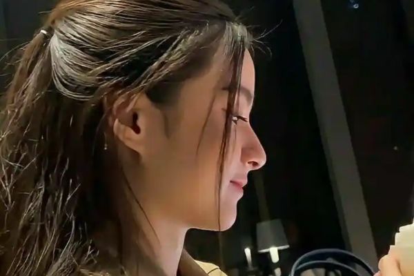 Simple Yet Stylish Girl Photo DPs
