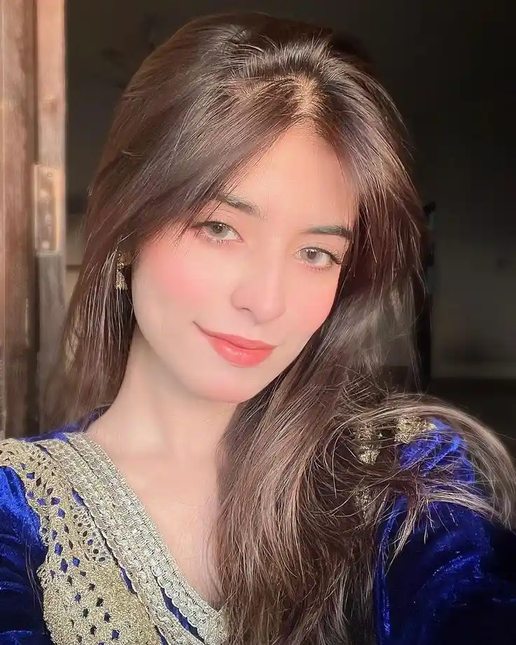 beautiful cute simple girl pic