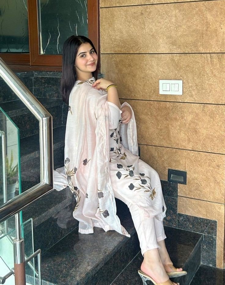 cute whatsapp dp girl